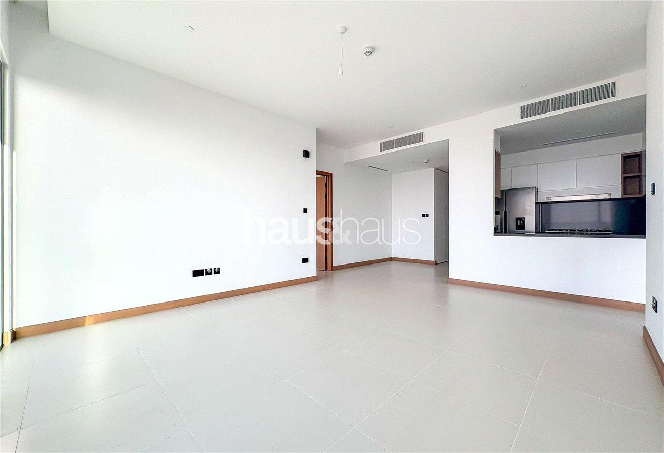 Luxurious Waterfront Living | Bright | Unfurnished photo 8