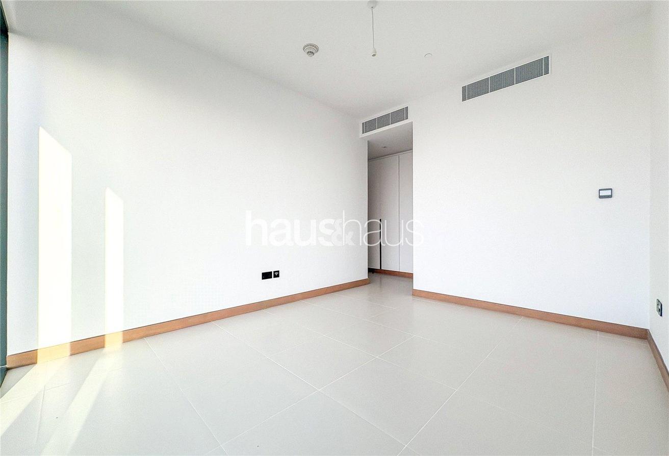 Luxurious Waterfront Living | Bright | Unfurnished photo 10