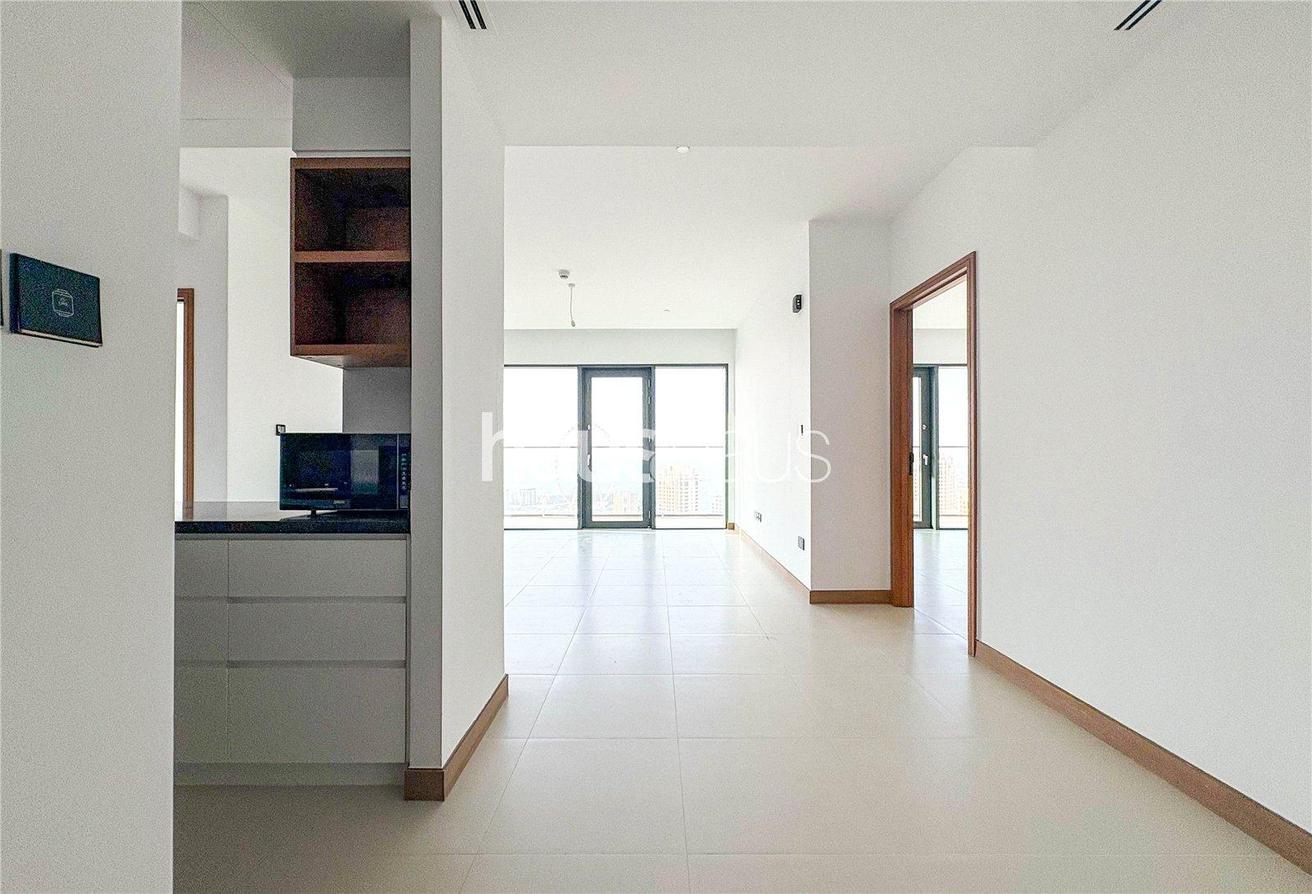 Luxurious Waterfront Living | Bright | Unfurnished photo 13