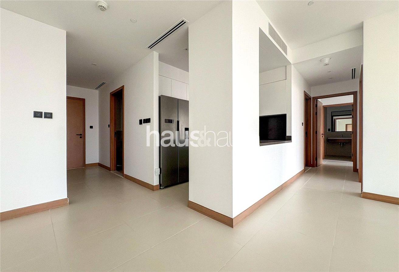 Luxurious Waterfront Living | Bright | Unfurnished photo 12