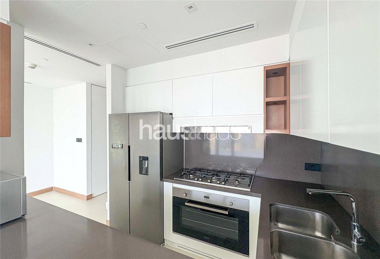 Luxurious Waterfront Living | Bright | Unfurnished photo 5