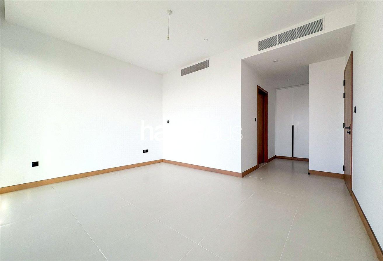 Luxurious Waterfront Living | Bright | Unfurnished photo 11