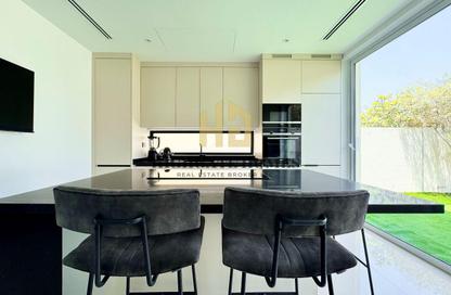 Villa - 5 Bedrooms - 4 Bathrooms for rent in District 5 - Jumeirah Park - Dubai