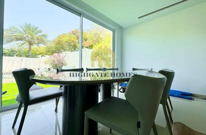 Villa - 5 Bedrooms - 4 Bathrooms for rent in District 5 - Jumeirah Park - Dubai