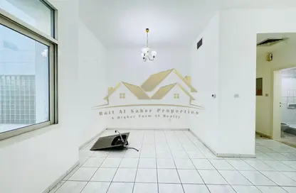 شقة - 2 حمامات للايجار في ساحة الكرامة - الكرامة - دبي