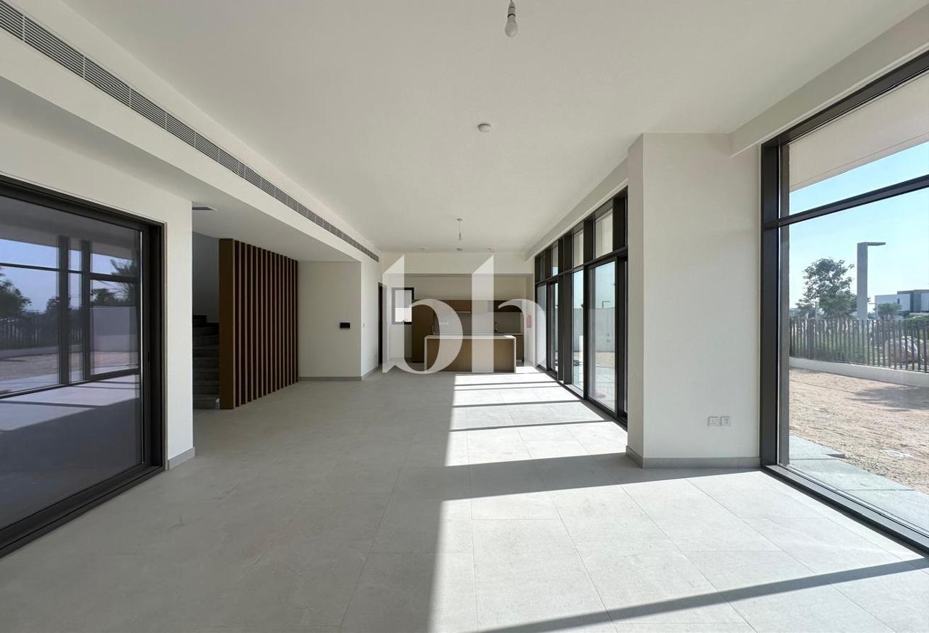 Corner Unit | Landscaped | Luxury Living photo 4