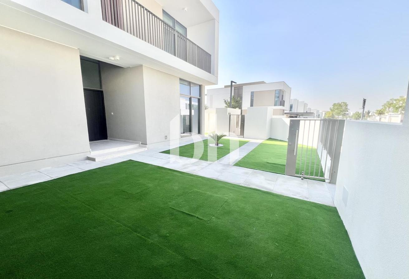 Corner Unit | Landscaped | Luxury Living photo 9