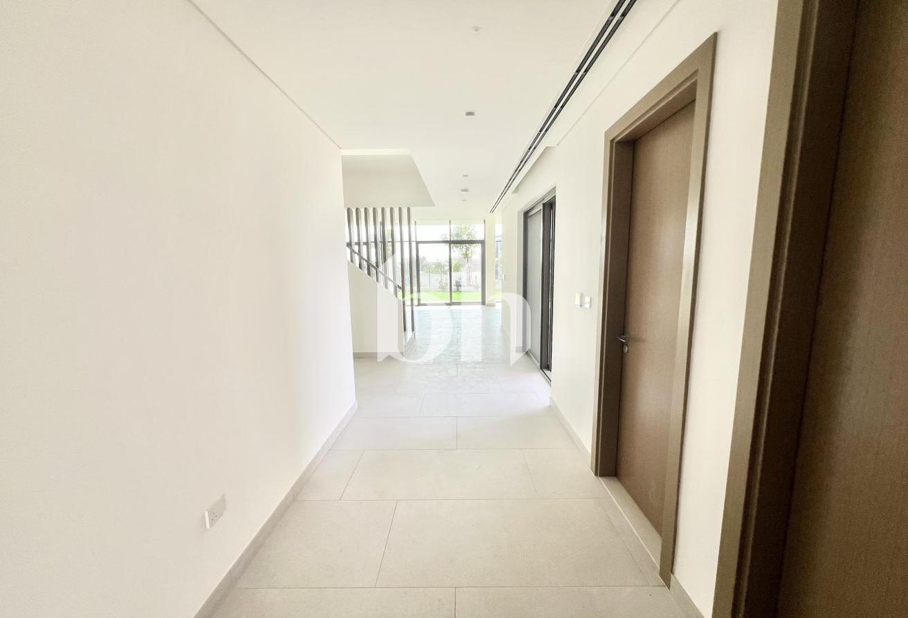 Corner Unit | Landscaped | Luxury Living photo 5