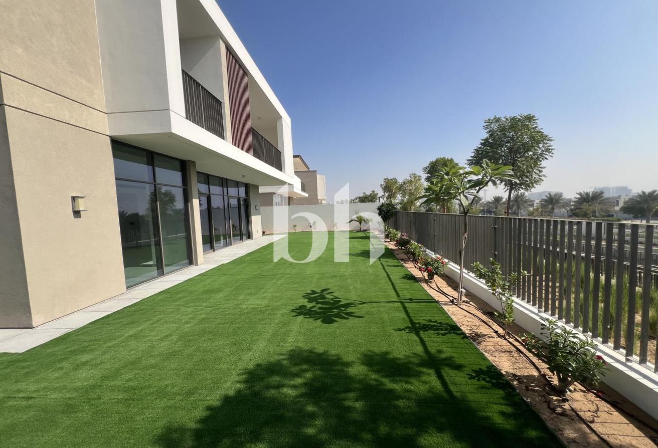 Corner Unit | Landscaped | Luxury Living photo 27