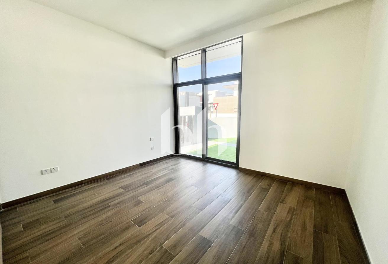 Corner Unit | Landscaped | Luxury Living photo 10