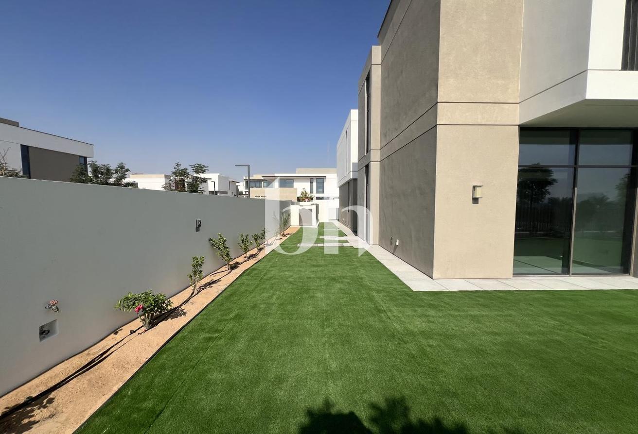 Corner Unit | Landscaped | Luxury Living photo 28