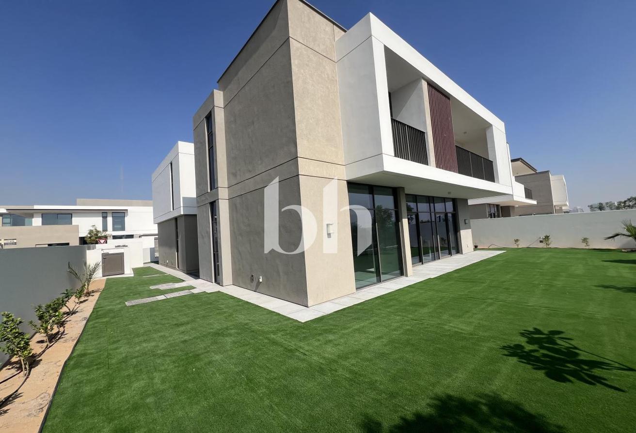 Corner Unit | Landscaped | Luxury Living photo 24