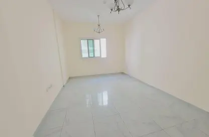 شقة - 2 غرف نوم - 2 حمامات للايجار في بناية هاجر - تجارية مويلح - الشارقة