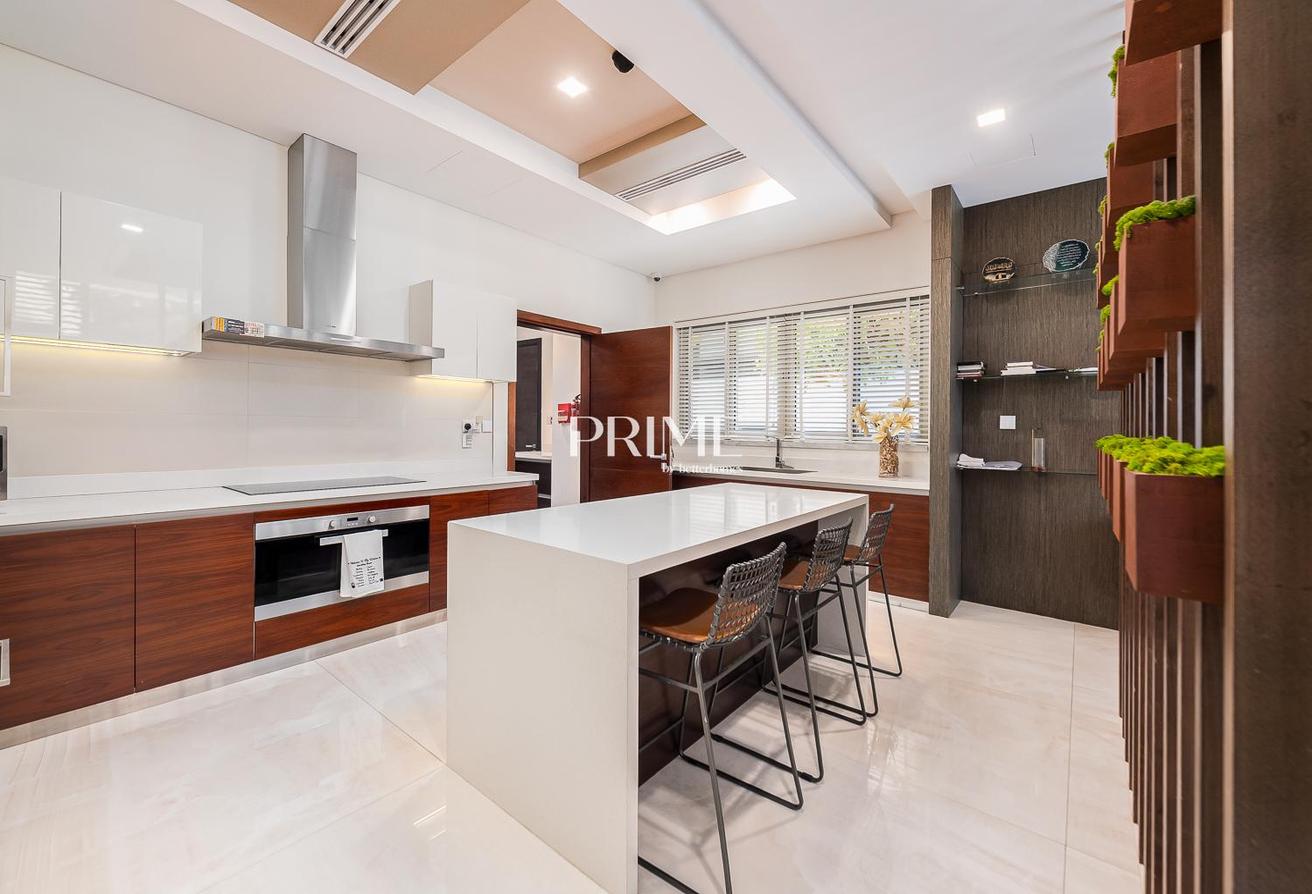 5BR Contemporary | Upgraded | Available photo 8