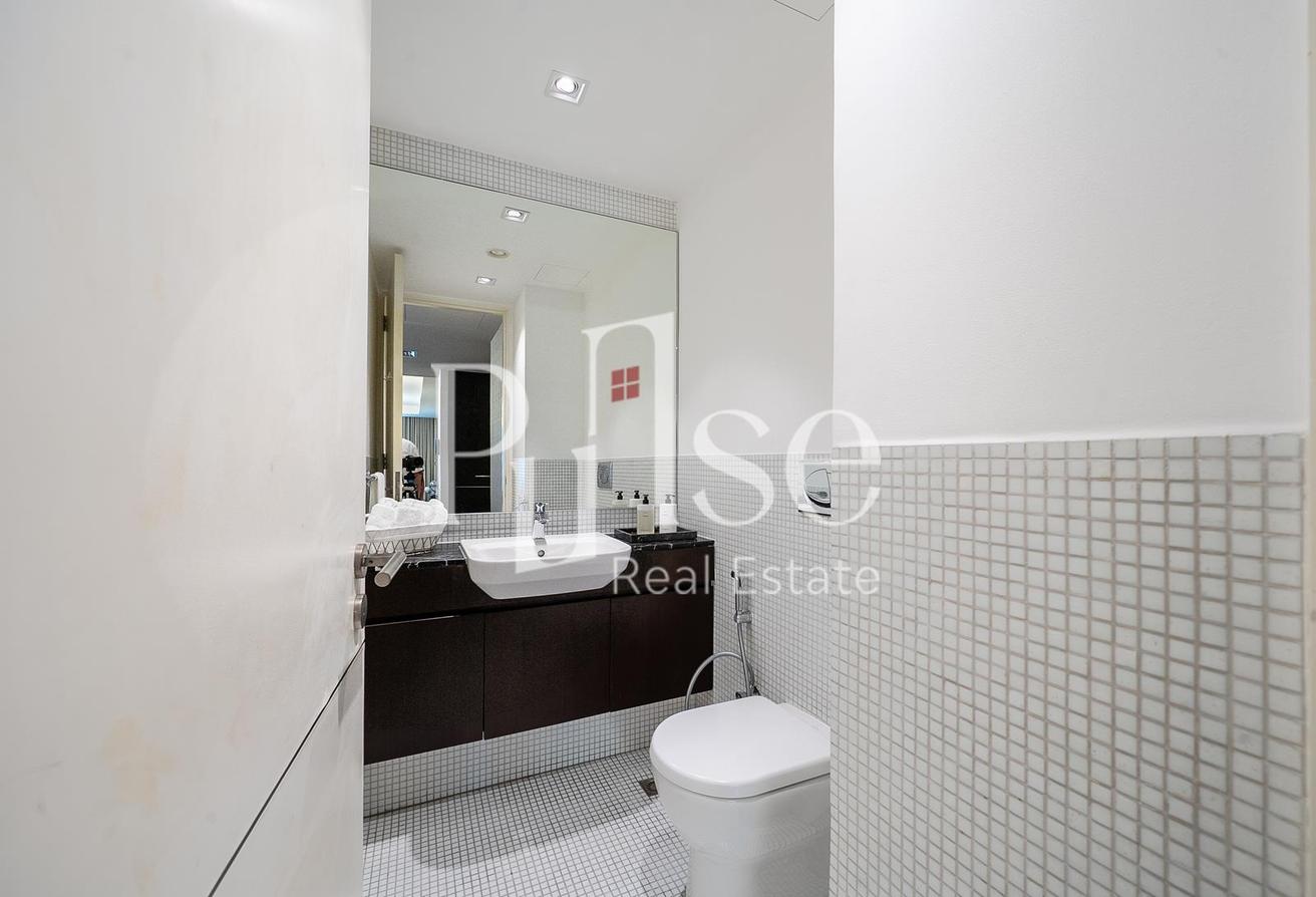 Spacious 2BR | Upgraded | Sheikh Zayed Road View photo 8