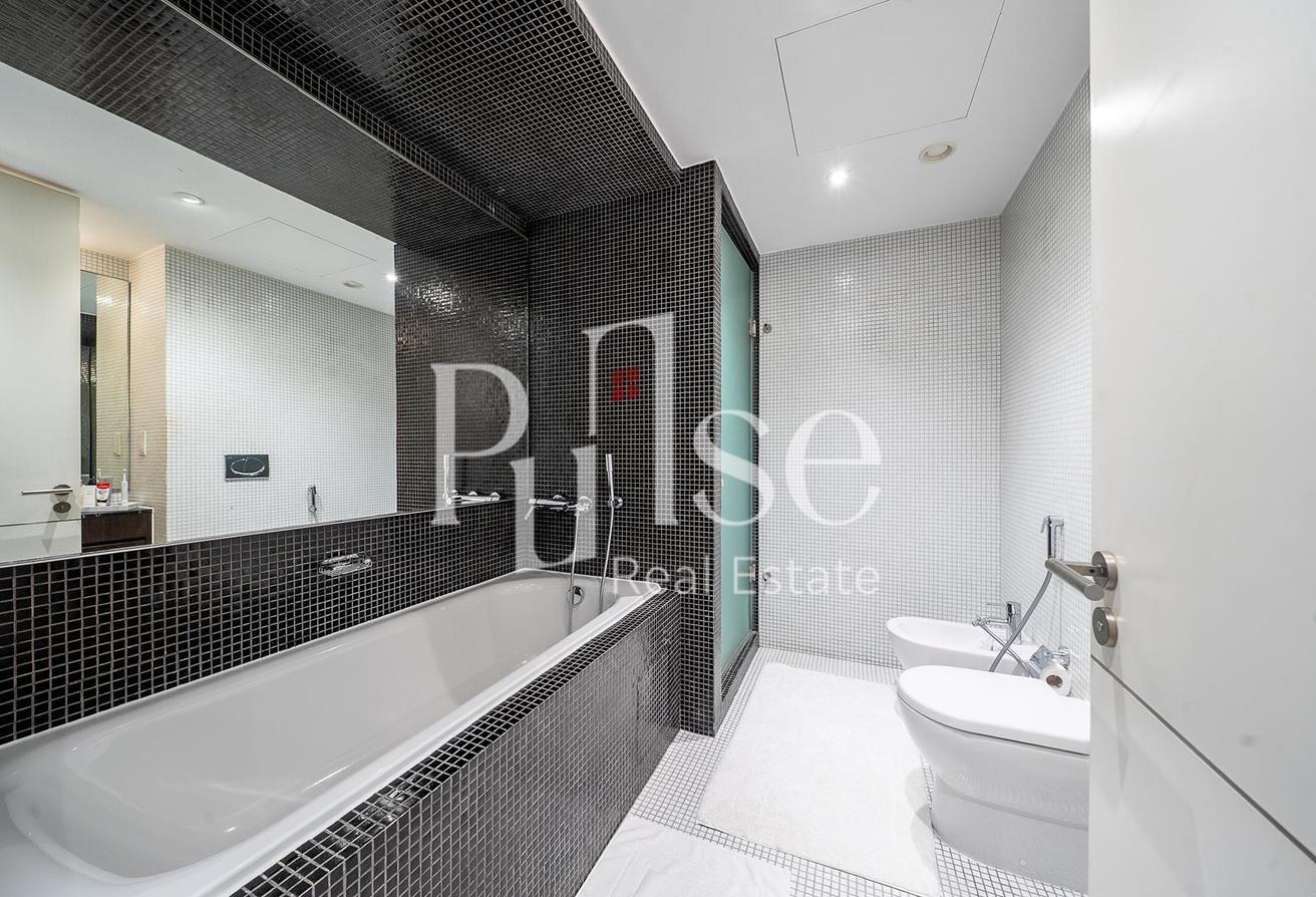 Spacious 2BR | Upgraded | Sheikh Zayed Road View photo 12