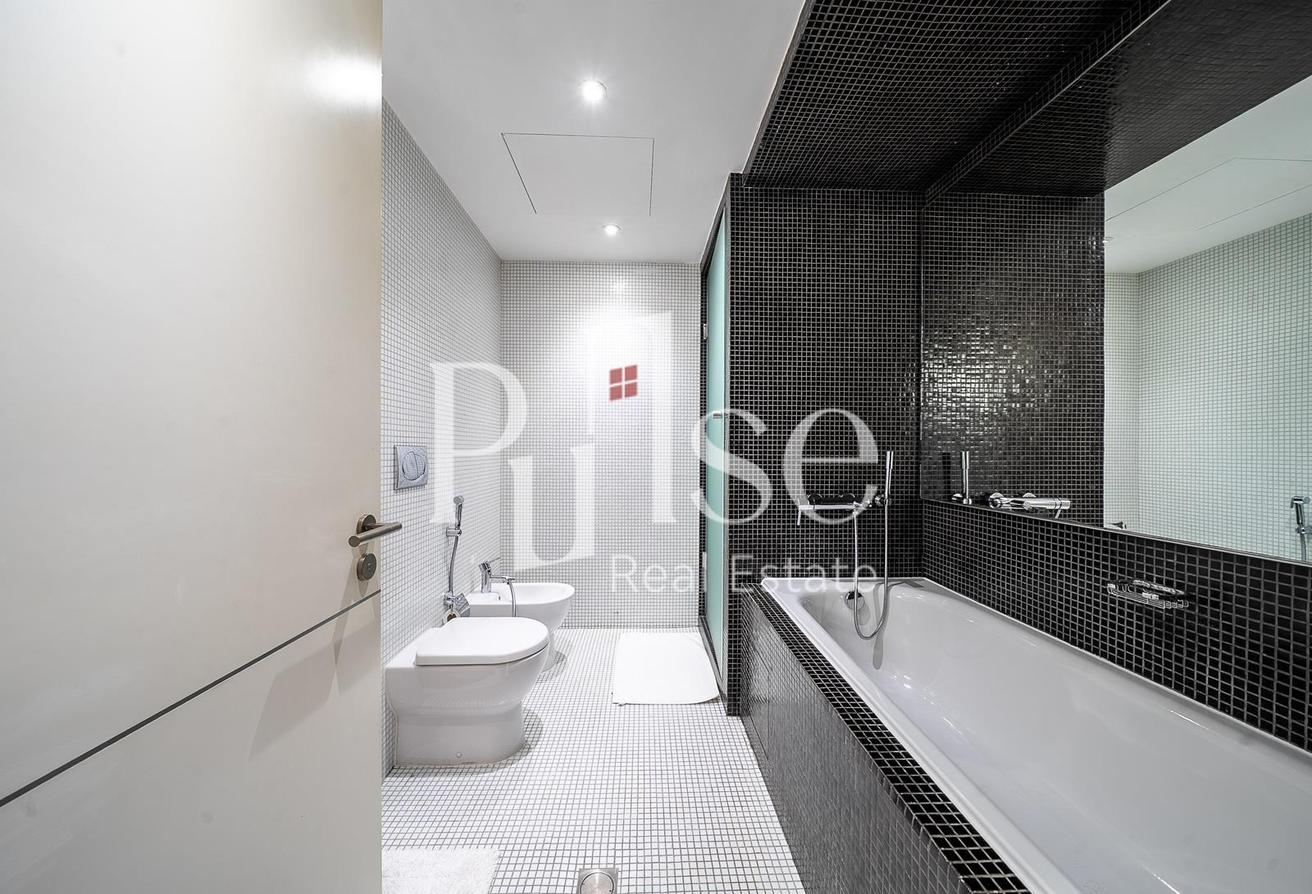 Spacious 2BR | Upgraded | Sheikh Zayed Road View photo 16