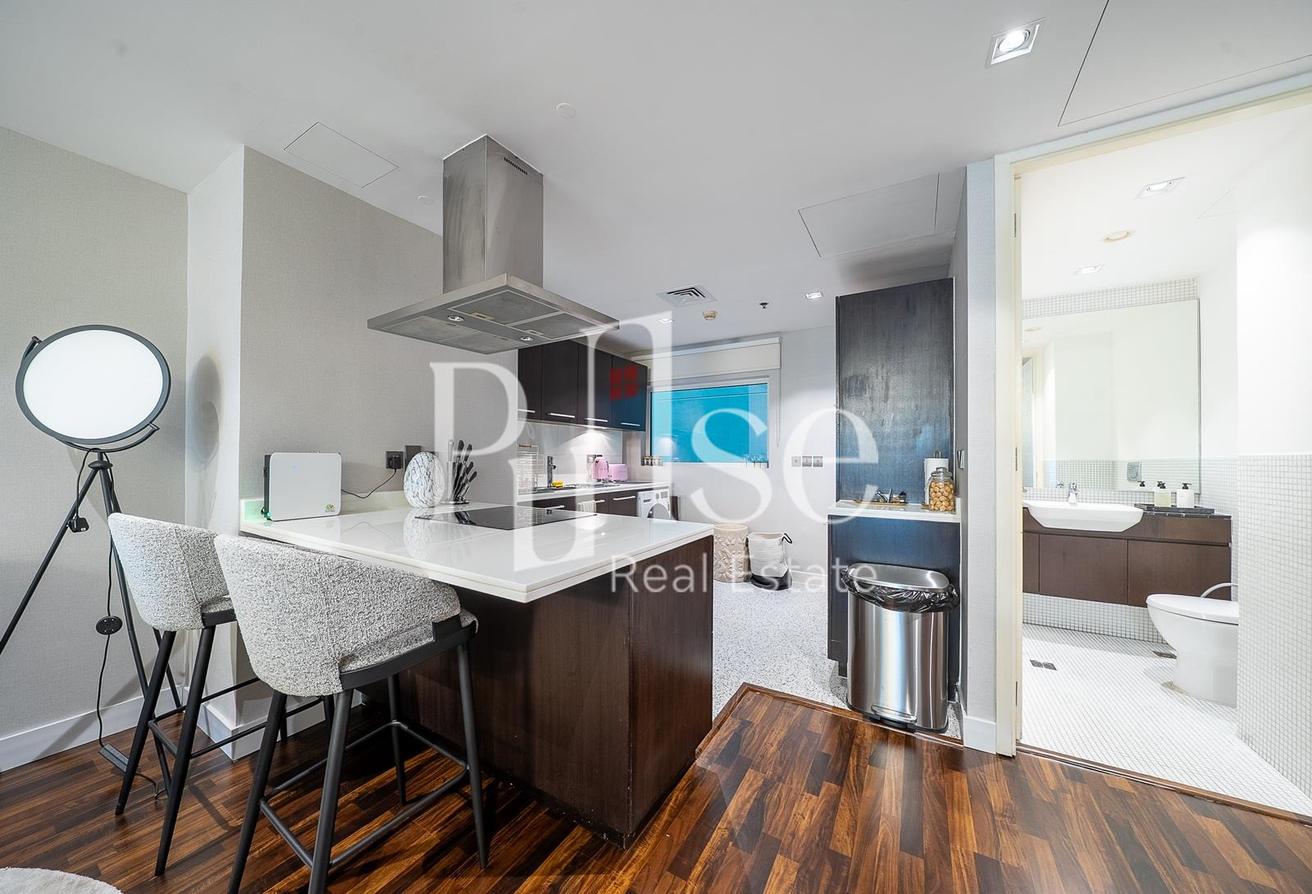 Spacious 2BR | Upgraded | Sheikh Zayed Road View photo 7