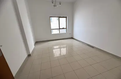 شقة - 3 غرف نوم - 3 حمامات للايجار في برج الكورنيش - طريق كورنيش عجمان - عجمان