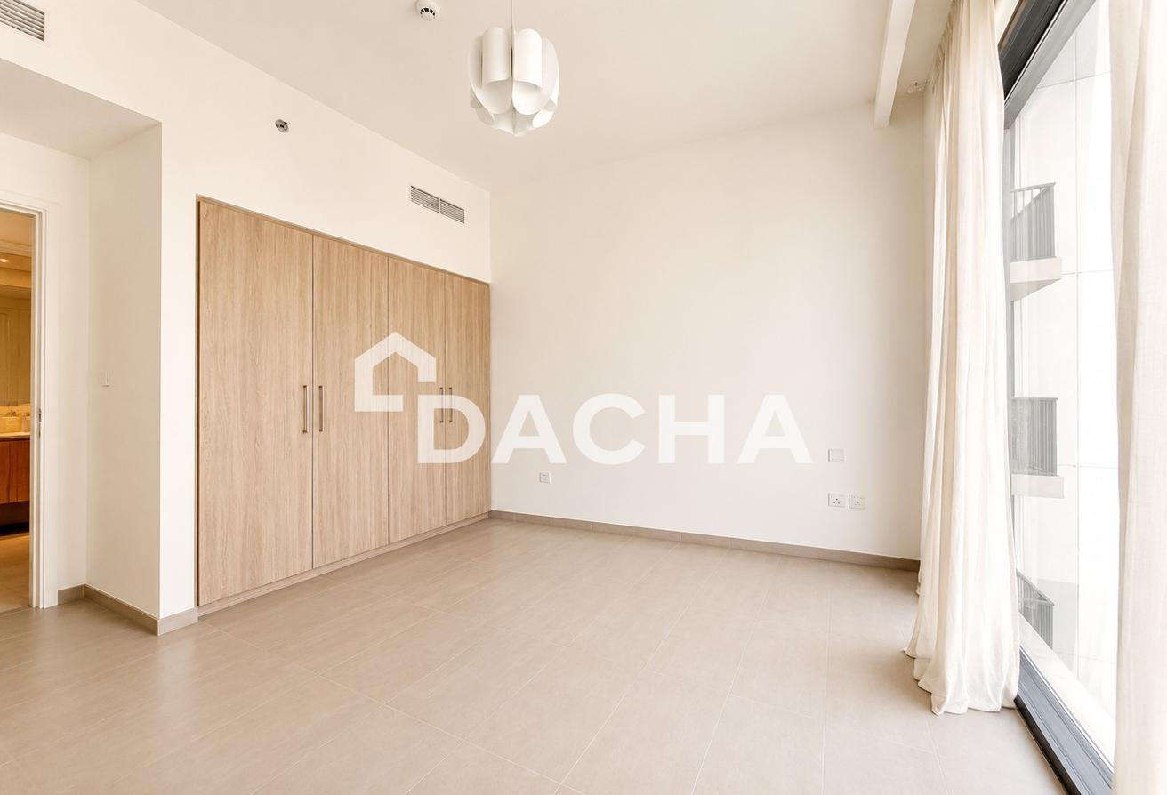 VACANT I UNFURNISHED I PARK ACCESS photo 6