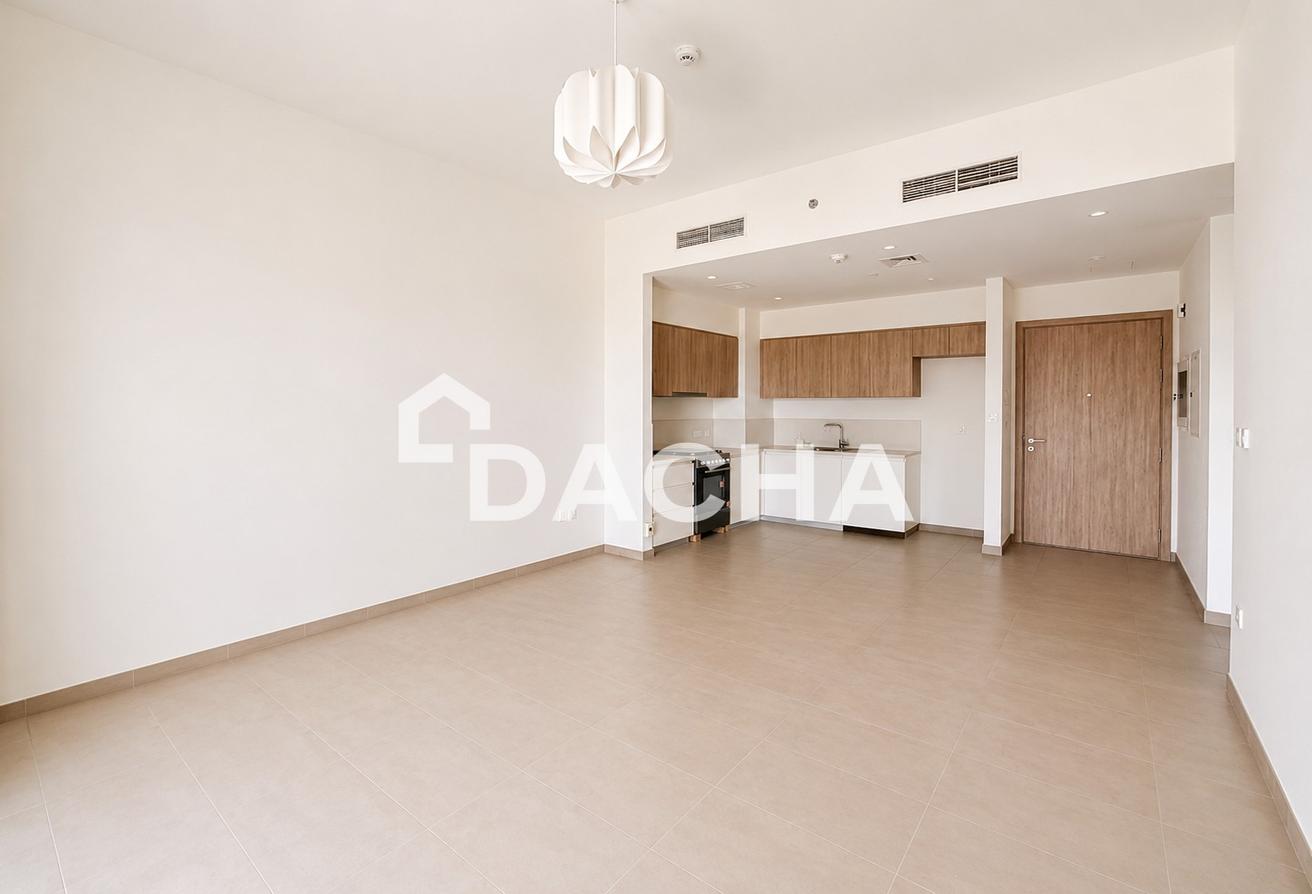 VACANT I UNFURNISHED I PARK ACCESS photo 4