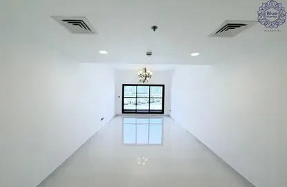 شقة - غرفة نوم - 2 حمامات للايجار في بناية تريو - البرشاء 1 - البرشاء - دبي