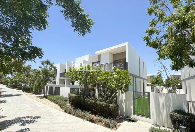Corner Unit | Landscaped | Vacant — photo 2