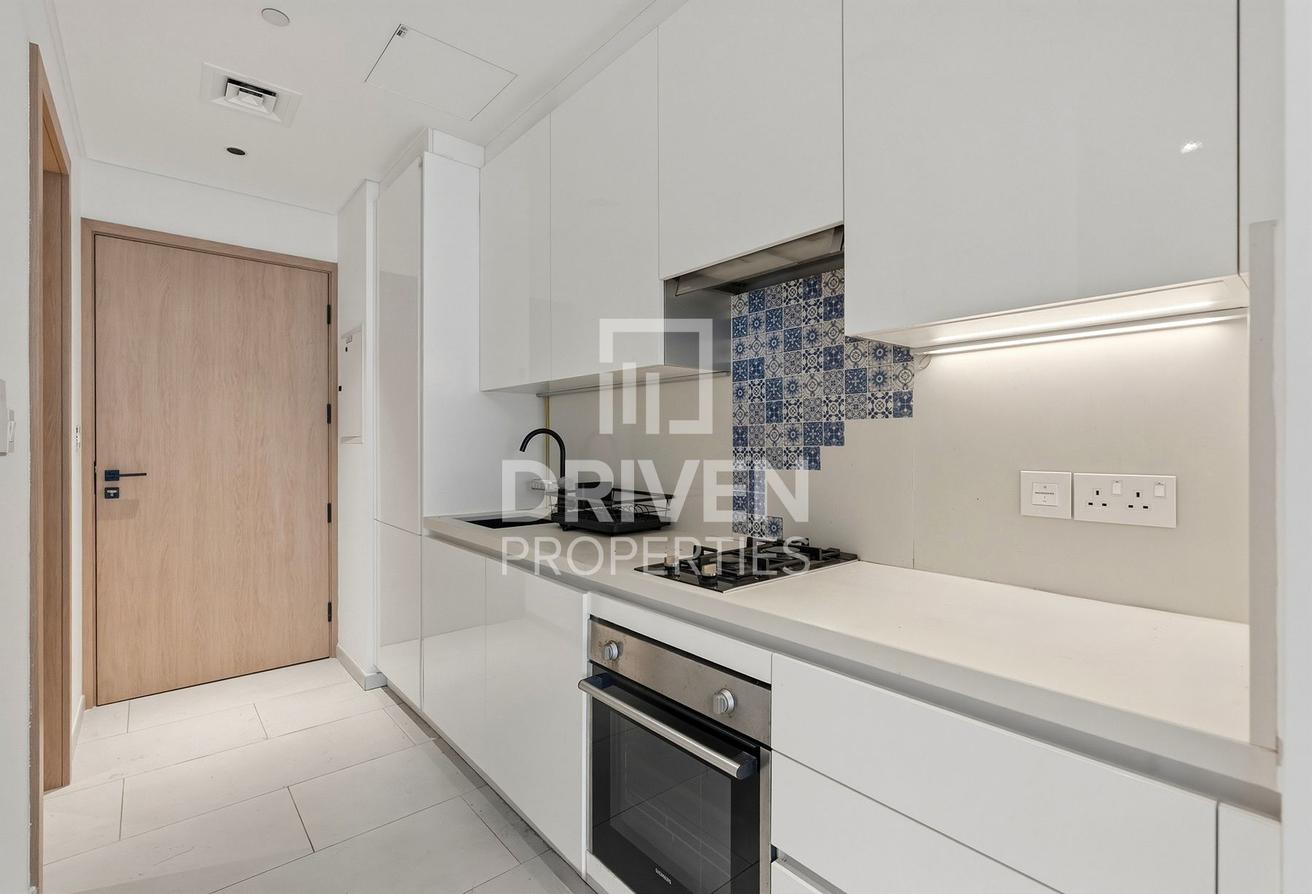 Ready to Move in | Mid Floor | Great Location photo 4