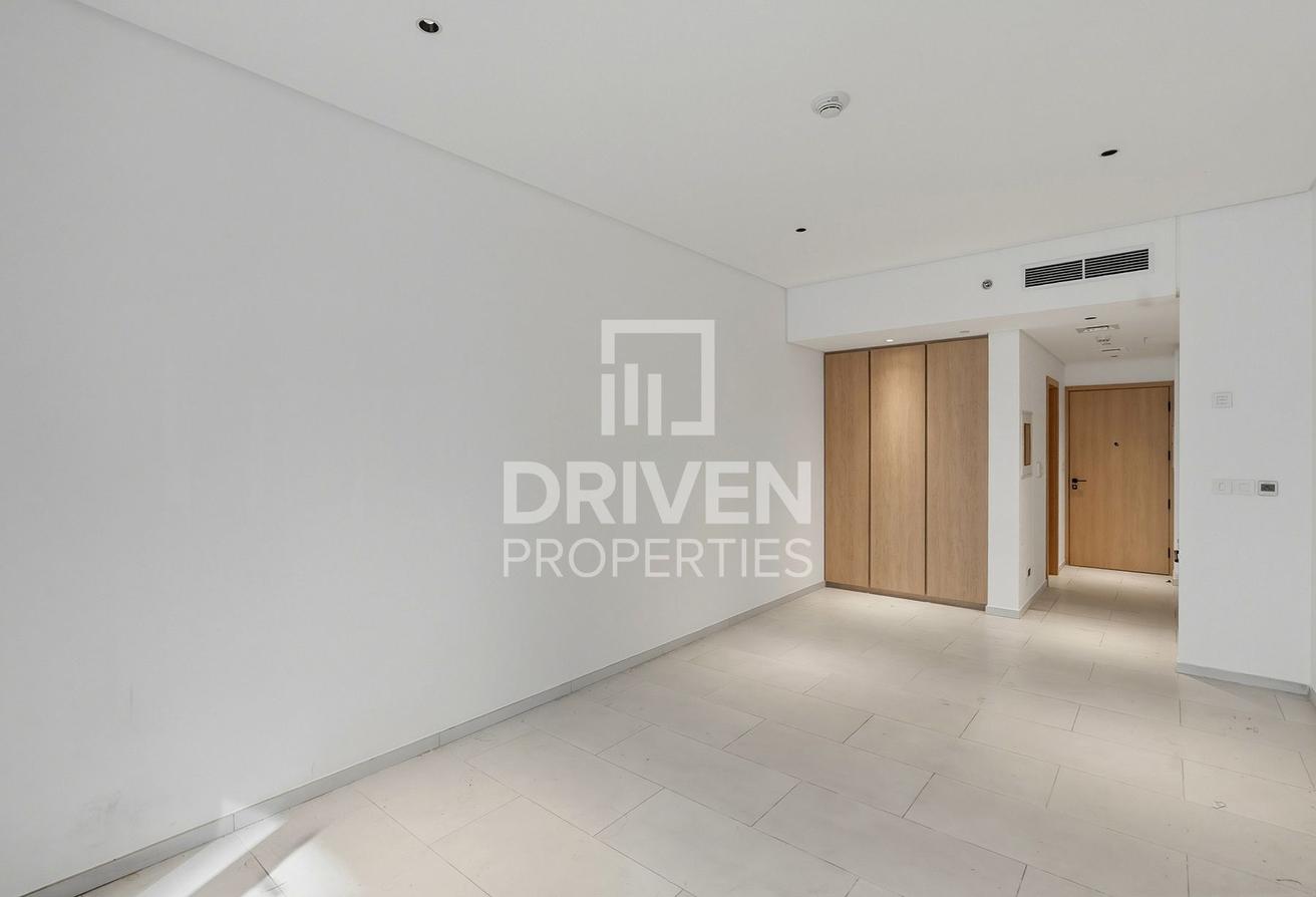 Ready to Move in | Mid Floor | Great Location photo 8