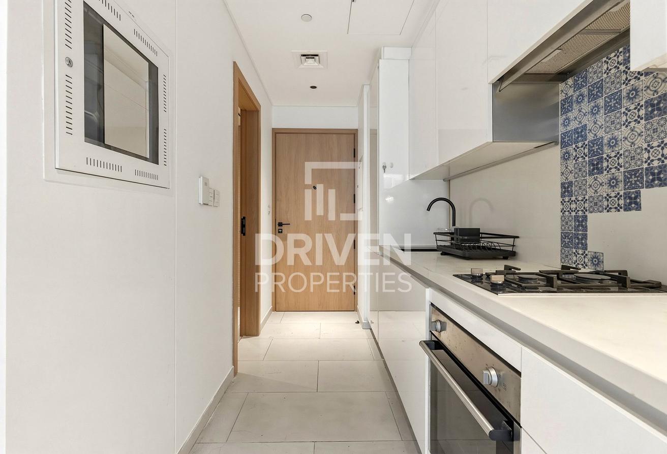 Ready to Move in | Mid Floor | Great Location photo 3