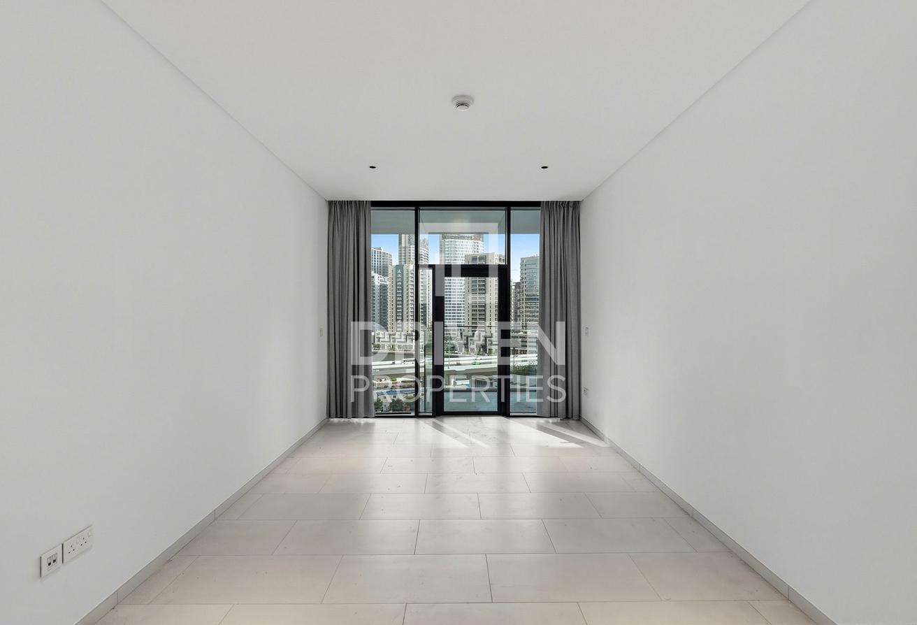 Ready to Move in | Mid Floor | Great Location photo 5