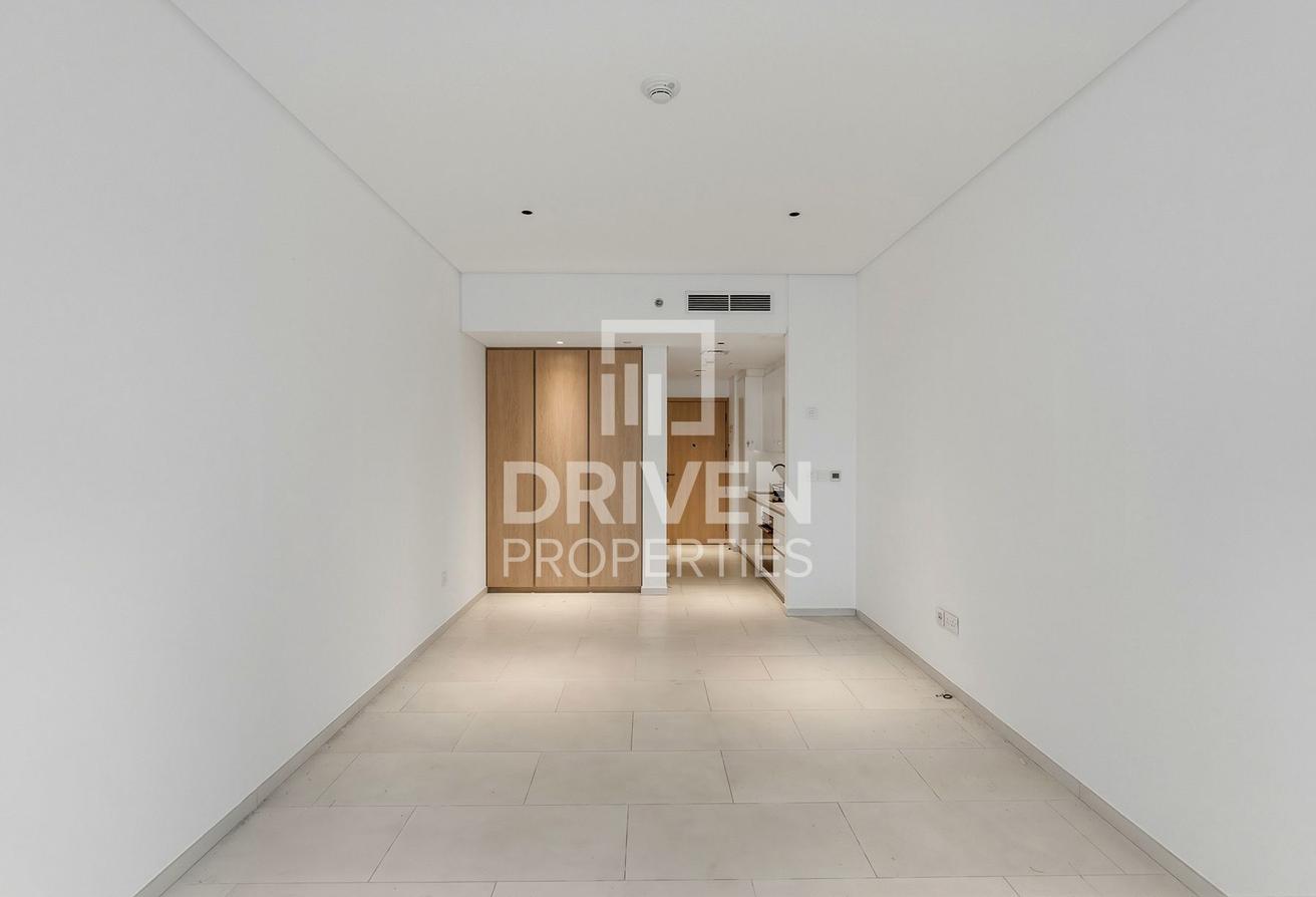 Ready to Move in | Mid Floor | Great Location photo 7