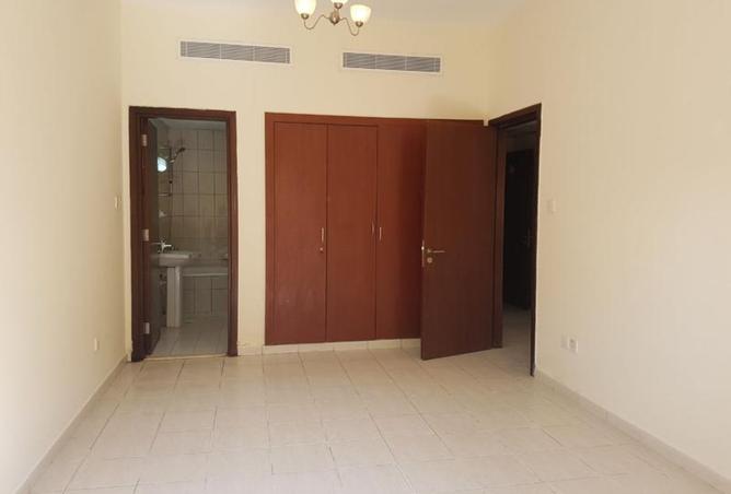 Extra Large 1033 sqft !!1bhk for sale .....