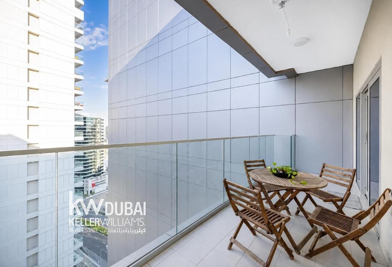 FULLY FURNISHED I HIGH FLOOR I BRIGHT LAYOUT photo 4