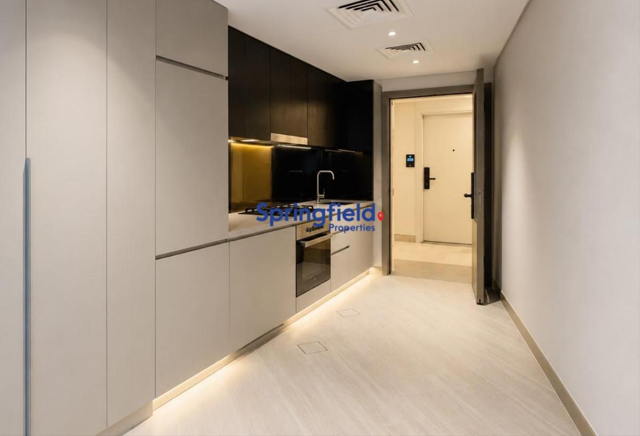 Higher Floor | Vacant | Skyline View photo 2