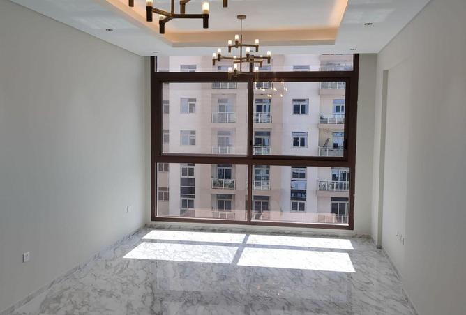 شقة فسيحة بغرفة نوم واحدة | إطلالة على المسبح | غير مؤثثة