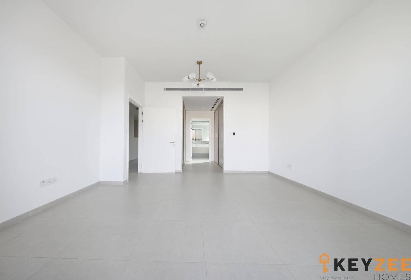 Upgraded - Single Row - Vastu Compliant Corner Unit photo 9