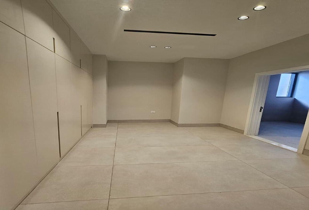 Luxury 5BR Villa | Modern Living | Ample Parking photo 7