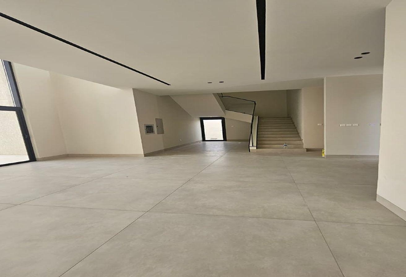 Luxury 5BR Villa | Modern Living | Ample Parking photo 8