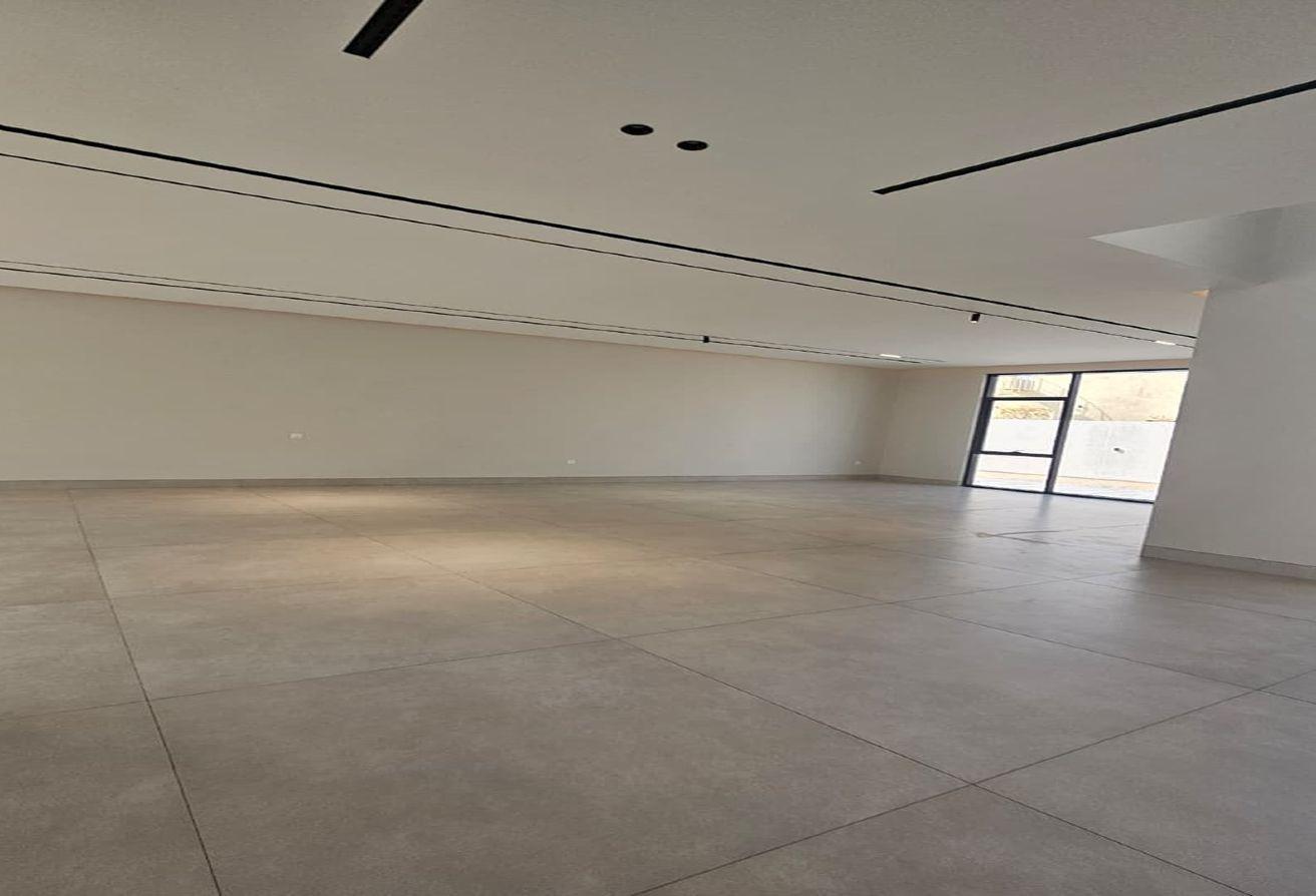 Luxury 5BR Villa | Modern Living | Ample Parking photo 5
