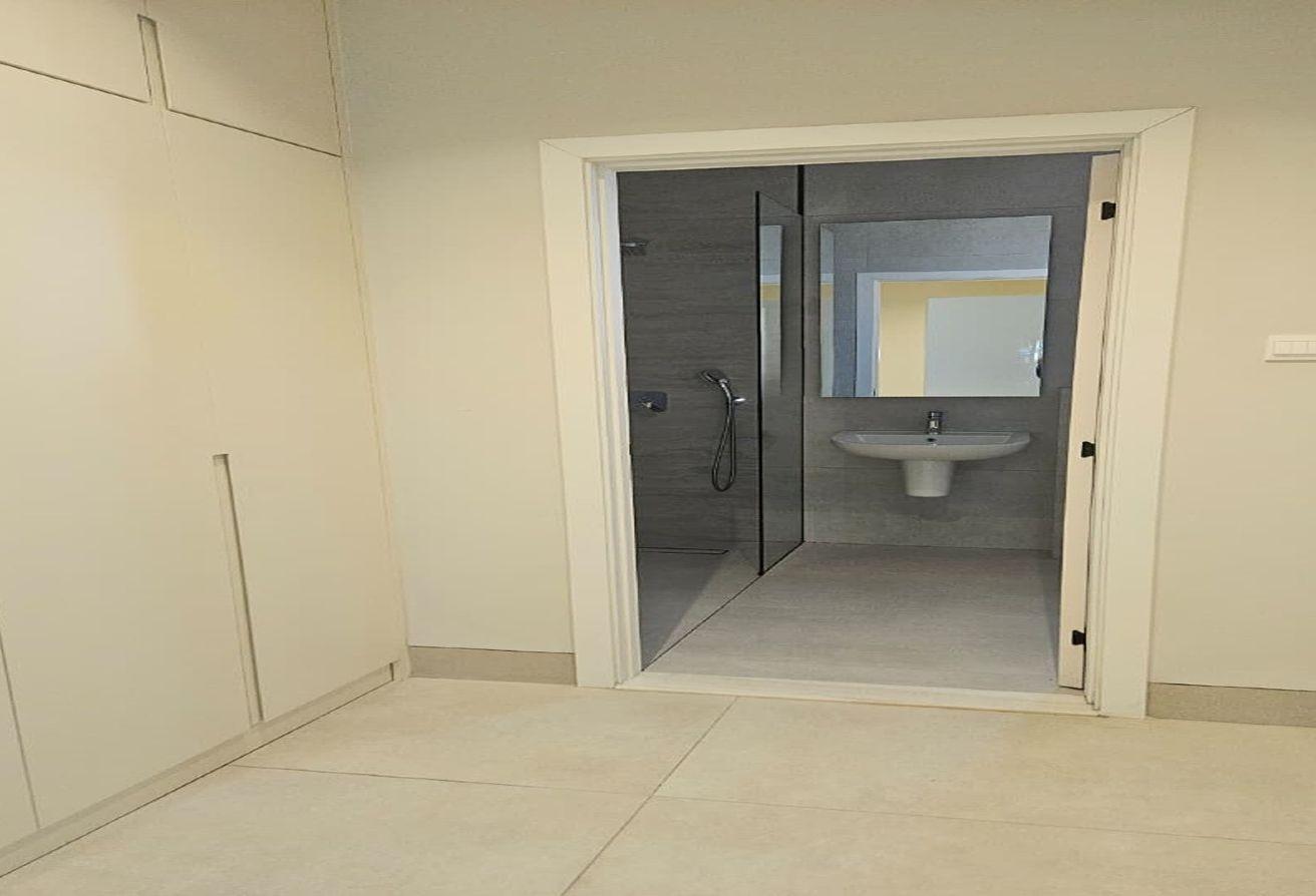 Luxury 5BR Villa | Modern Living | Ample Parking photo 15