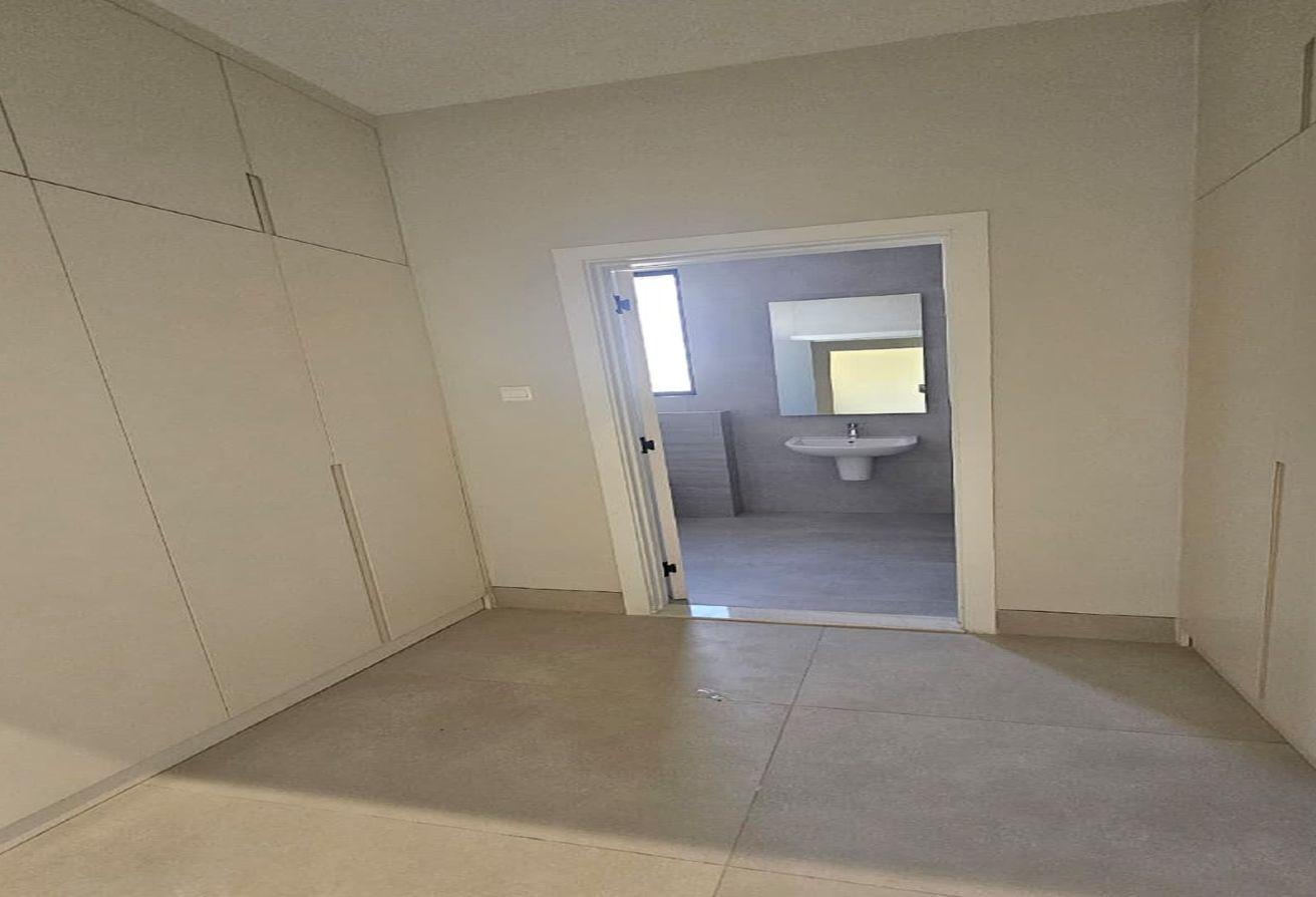 Luxury 5BR Villa | Modern Living | Ample Parking photo 18