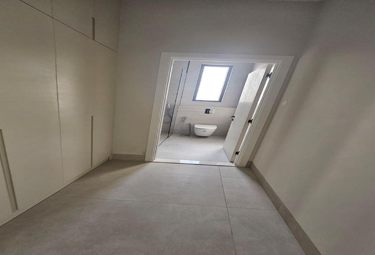 Luxury 5BR Villa | Modern Living | Ample Parking photo 9