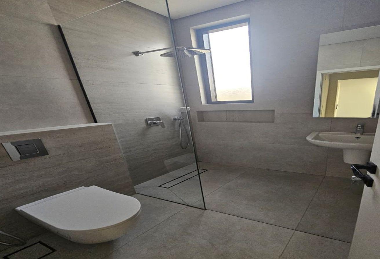 Luxury 5BR Villa | Modern Living | Ample Parking photo 6