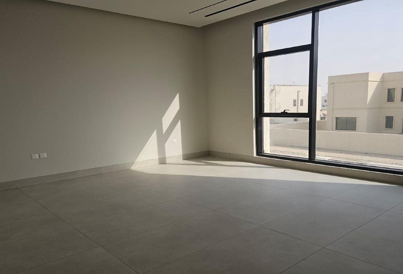 Luxury 5BR Villa | Modern Living | Ample Parking photo 14