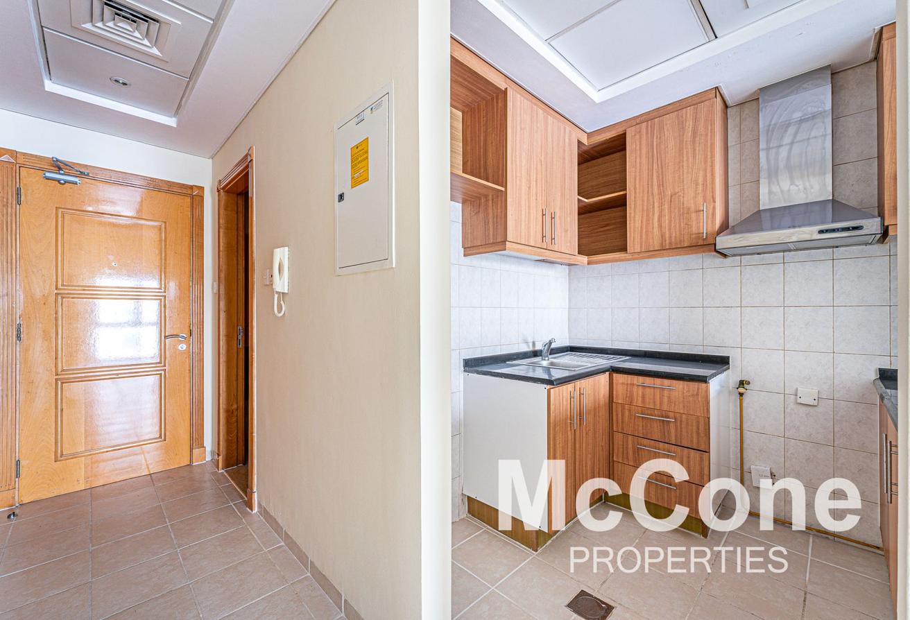Next to the Metro | Spacious | Vacant photo 5