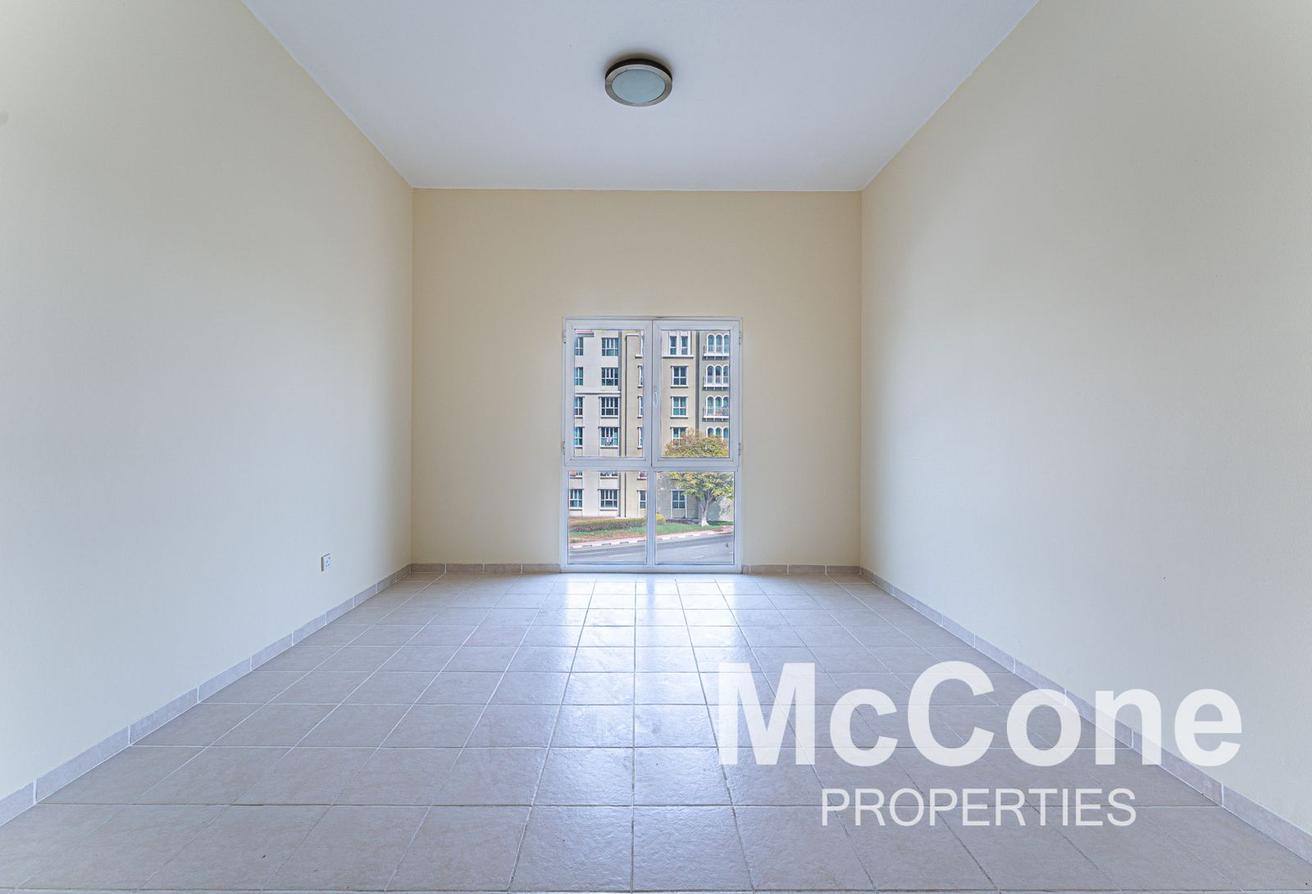 Next to the Metro | Spacious | Vacant photo 4