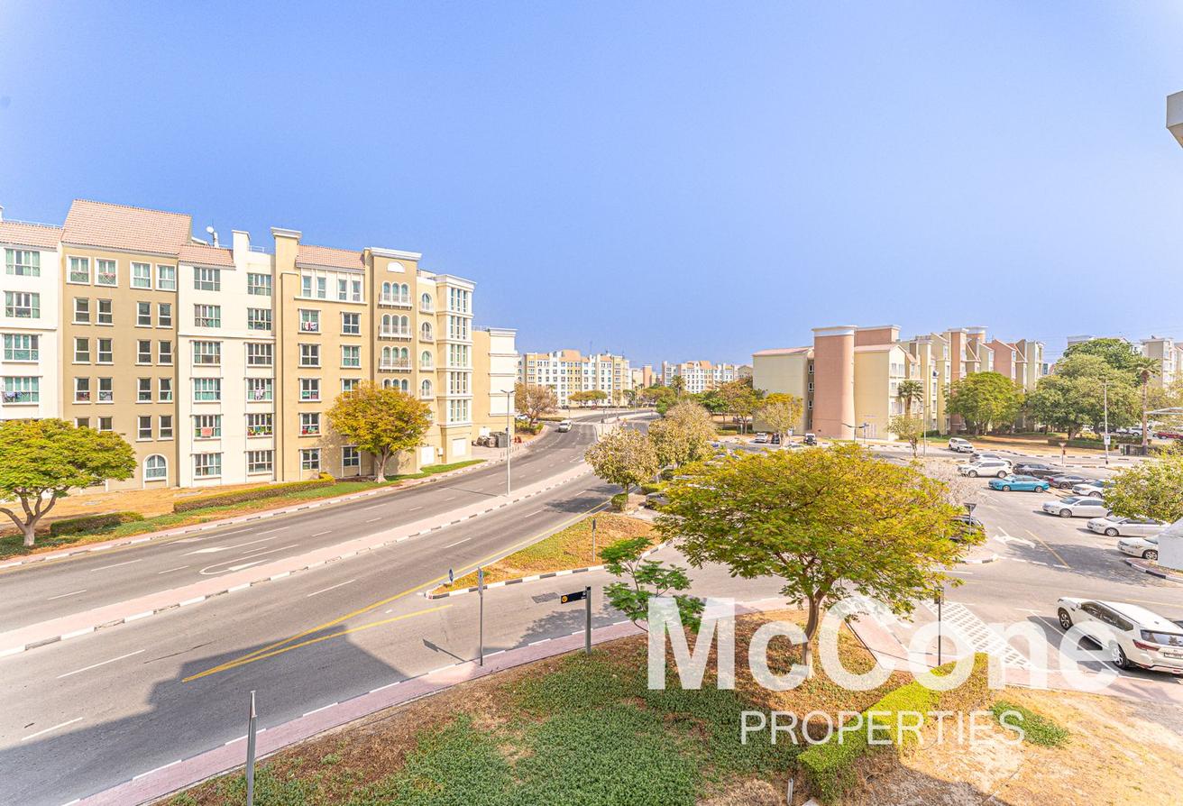 Next to the Metro | Spacious | Vacant photo 11