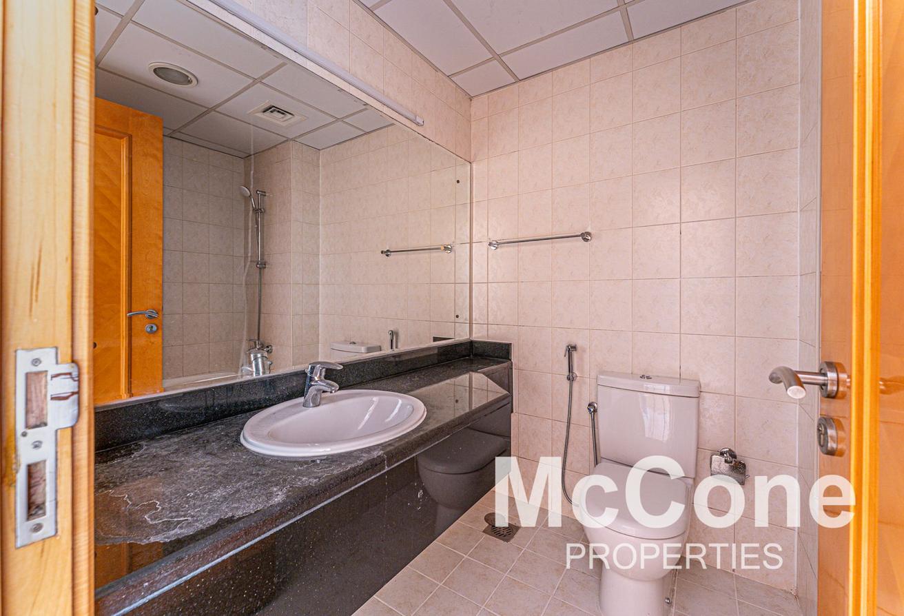 Next to the Metro | Spacious | Vacant photo 8