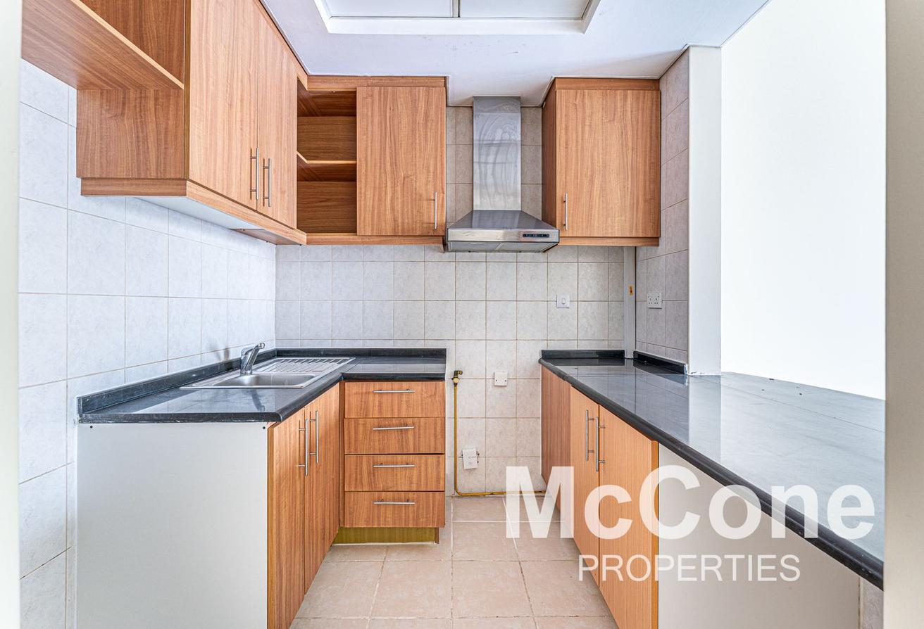 Next to the Metro | Spacious | Vacant photo 6